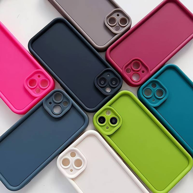 کاور موکولو مدل Silicone Puffer Strap مناسب برای گوشی موبایل اپل iPhone 13 Mini به همراه بندآویز