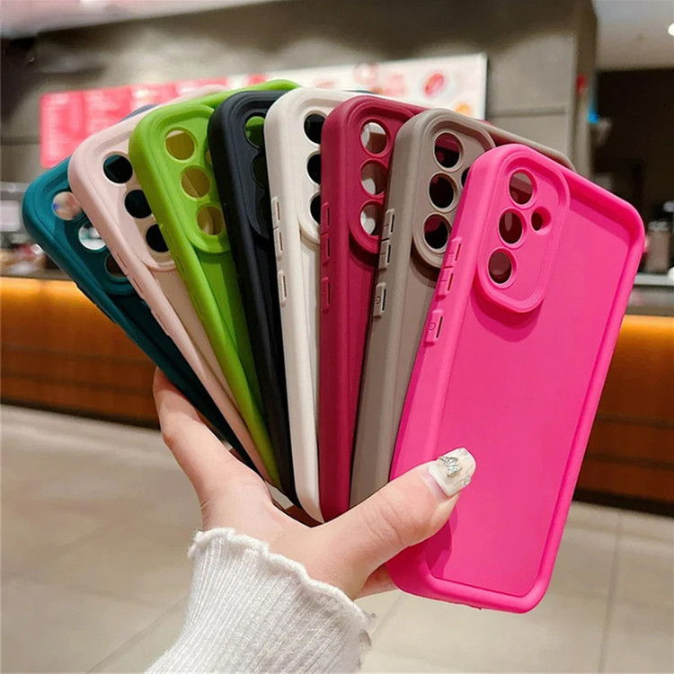 کاور موکولو مدل Silicone Puffer Strap مناسب برای گوشی موبایل سامسونگ Galaxy A06 به همراه بند آویز