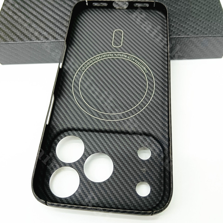 کاور رینیکا مدل Carbon Fiber M مناسب برای گوشی موبایل اپل Iphone 17 Pro Max