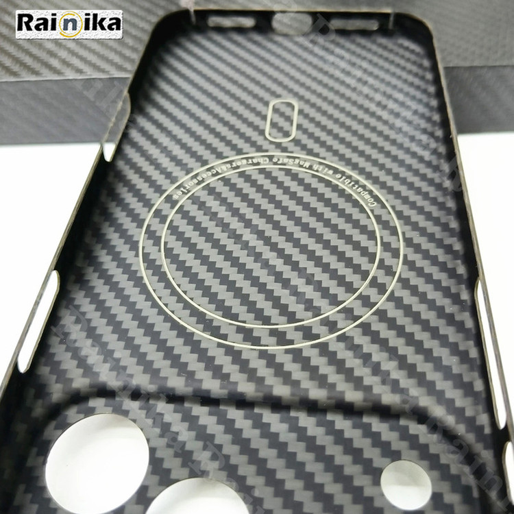 کاور رینیکا مدل Carbon Fiber M مناسب برای گوشی موبایل اپل Iphone 17 Pro Max