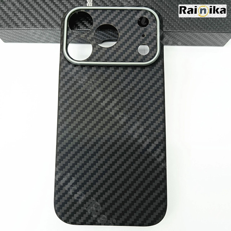 کاور رینیکا مدل Carbon Fiber M مناسب برای گوشی موبایل اپل Iphone 17 Pro Max