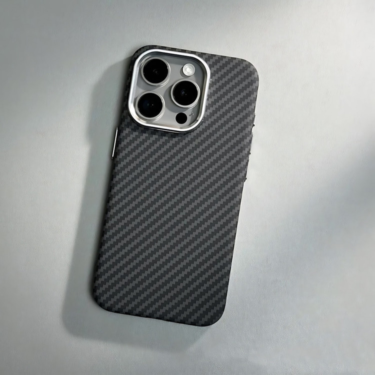 کاور مدل Carbonix مناسب برای گوشی موبایل اپل iPhone 15 Pro