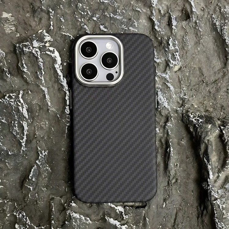 کاور مدل Carbonix مناسب برای گوشی موبایل اپل iPhone 15 Pro