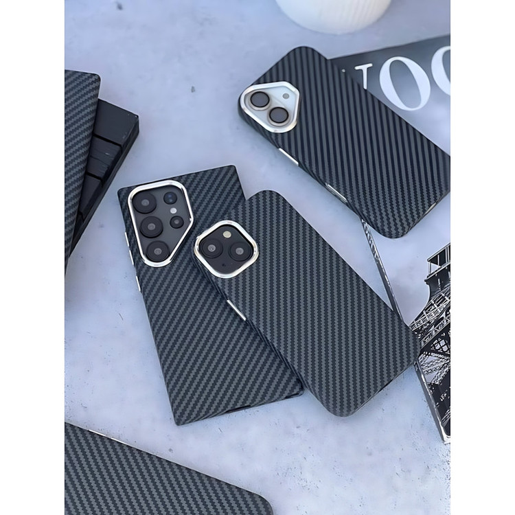 کاور مدل Carbonix مناسب برای گوشی موبایل اپل iPhone 15 Pro