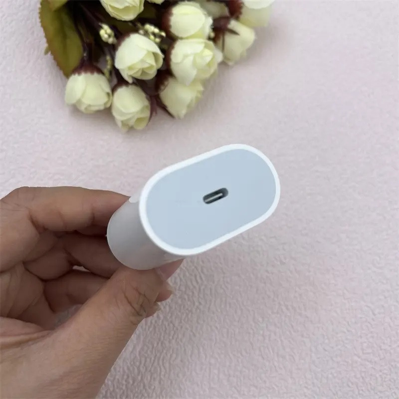 شارژر دیواری ۲۰ وات مدل USB-C به همراه کابل لایتنینگ