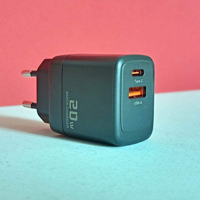 شارژر دیواری 20 وات دو پورت توکی مدل JT-P20F به همراه کابل تبدیل USB-C به لایتنینگ