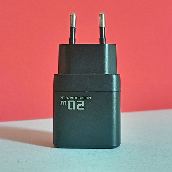 شارژر دیواری 20 وات دو پورت توکی مدل JT-P20F به همراه کابل تبدیل USB-C به لایتنینگ