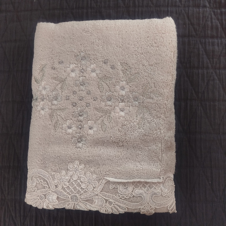 حوله دست و صورت کاراجا مدل گلدوزی و گیپر سایز 90x50 سانتی متر