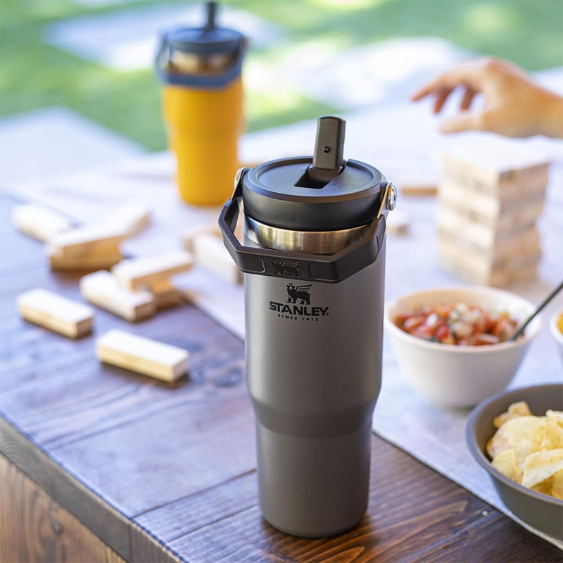 قمقمه 0.88 لیتری مدل Iceflow Flip Straw Tumbler، جنس استیل، دارای درب پیچی با سری پیچی آساننوش نیدار، عایق حرارت استیل